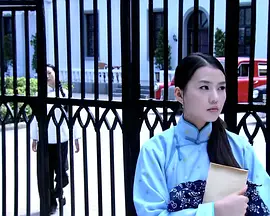 男子脱美女内裤和胸罩热吻